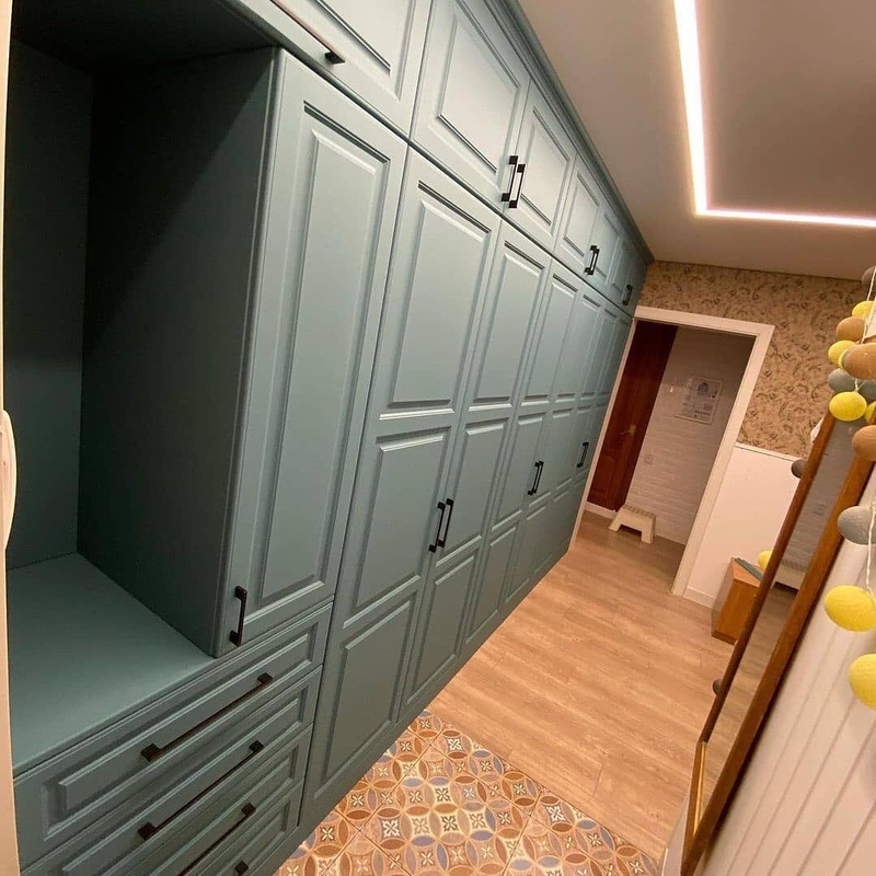 Встроенные распашные шкафы-Встраиваемый распашной шкаф в прихожую «Модель 42»-фото3